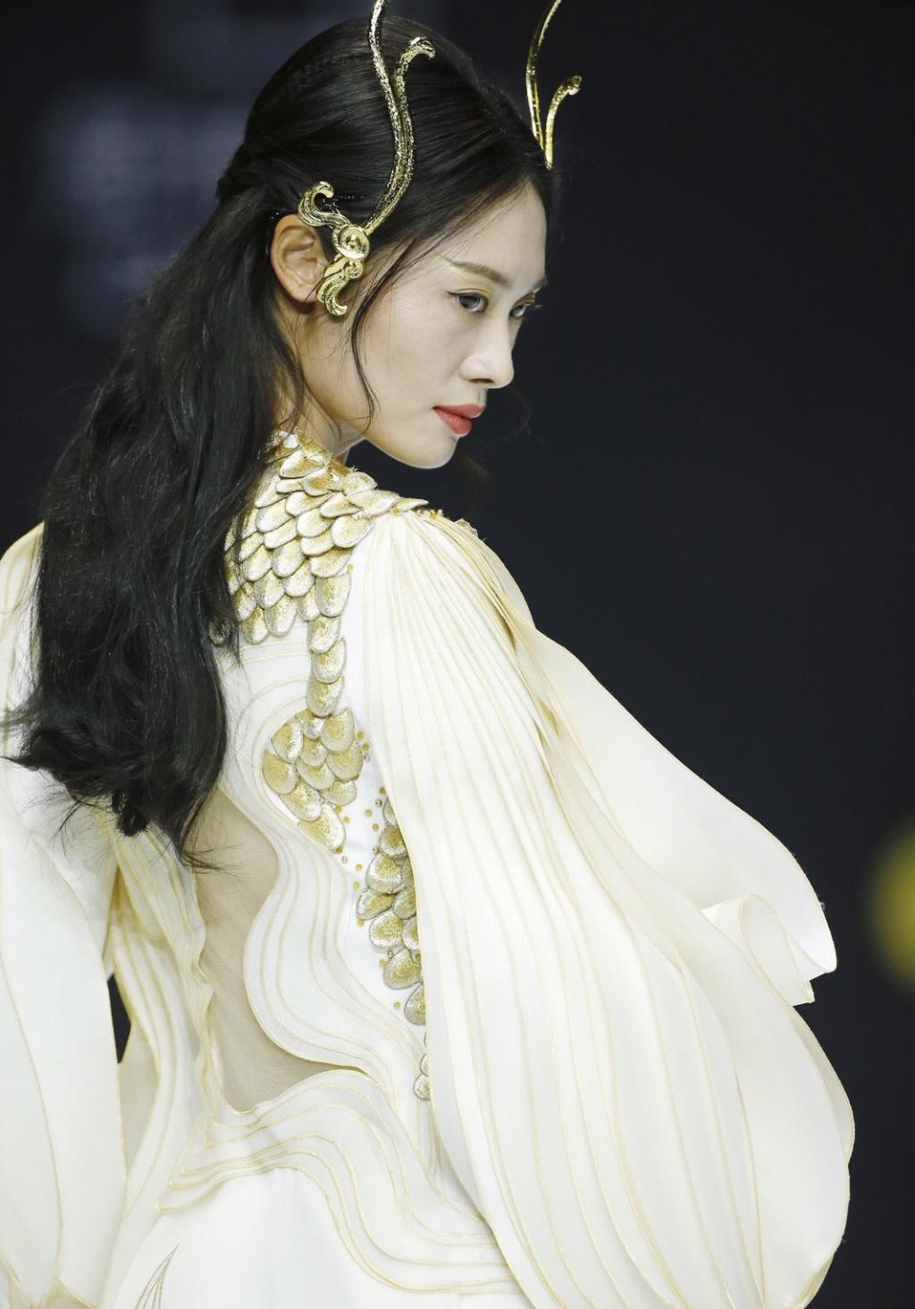 巴黎时装不算什么,当中国汉服走上国际时装周,外国人都被惊艳了