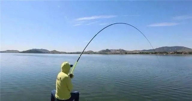 鱼钩|20斤的鱼都没断,3~5斤的鱼起竿却断节、爆竿,究竟是什么原因?