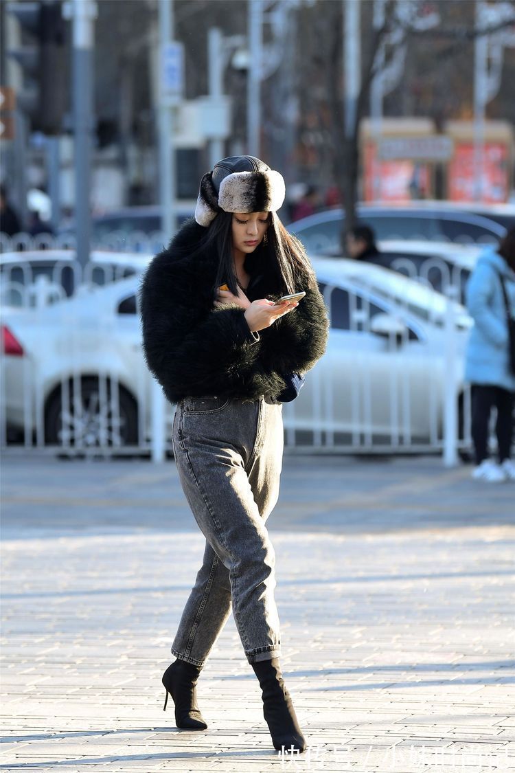 美女 街拍:美女?尖头短靴搭配宽松的裤子,一件米白色风衣,非常个性