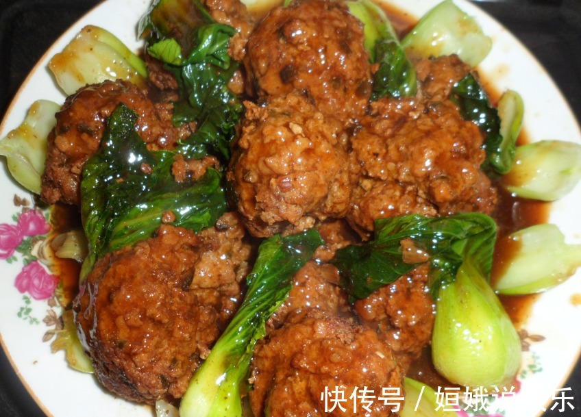 红烧狮子头最好吃的做法，肉质香嫩，一学就会，吃多少都不腻
