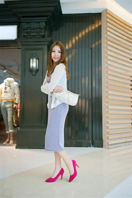 街拍：女生简约搭配，高跟鞋穿出时尚姿态