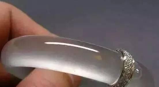 女子摔坏130万翡翠手镯,被店主要求索赔,最终却倒赚70万