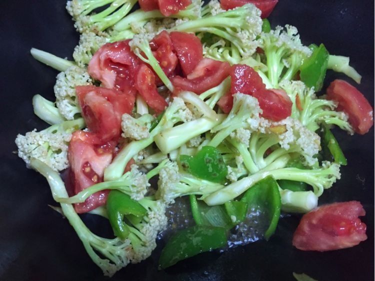 番茄煸炒花菜，我家每周都吃，比肉还下饭