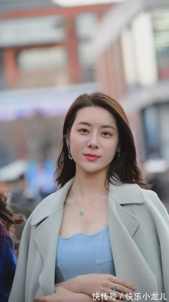 蔷薇 淡蓝色连衣裙配呢大衣,清新优雅穿搭,小姐姐气质优雅又知性