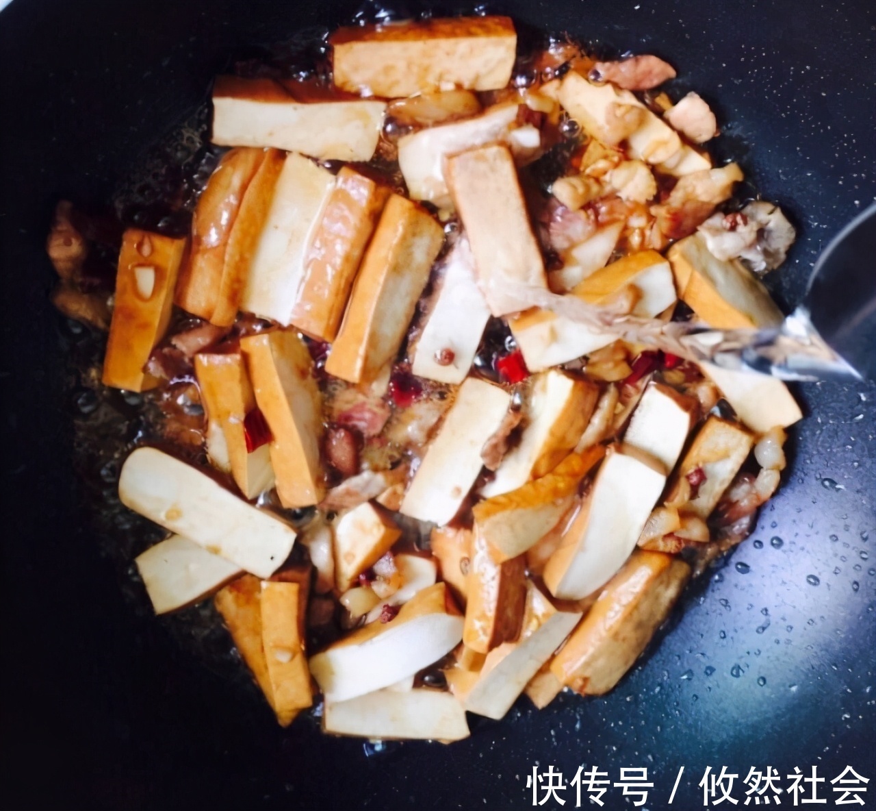 肉质|在家做芹菜香干小炒肉，芹菜清脆可口，肉质鲜美，健康有营养