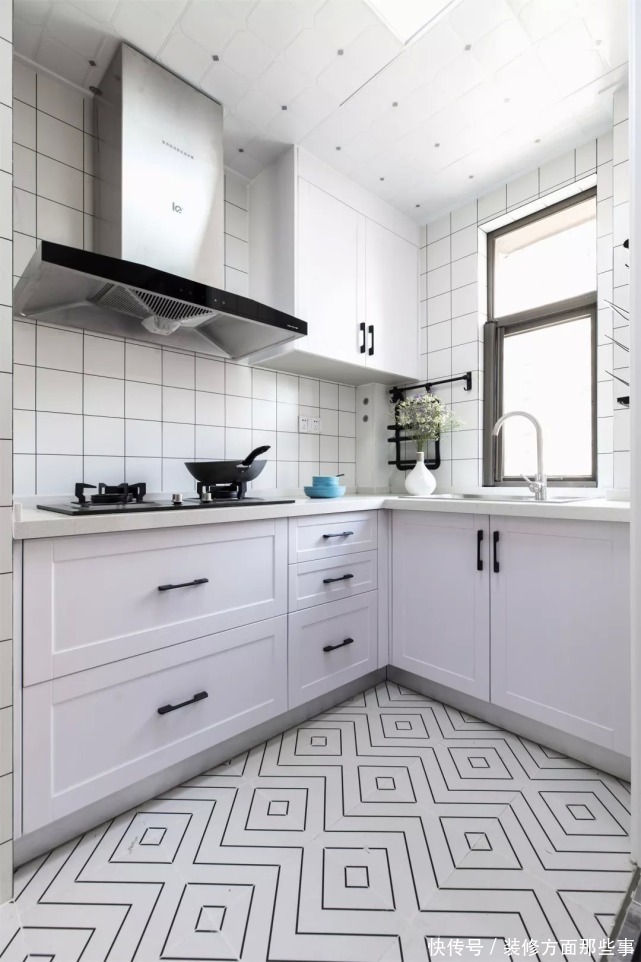 电视柜|87平现代风两居室,黑白灰加入粉色调的装饰这个沙发墙太浪漫了