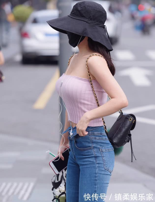 小姐姐 粉色迷你吊带衫搭配牛仔喇叭裤,青春可爱,美丽大方