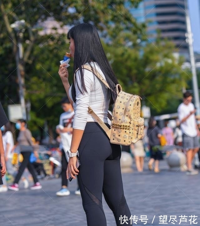 小姐姐 穿着一身瑜伽裤的小姐姐,轻盈舒适又大方,令人难忘