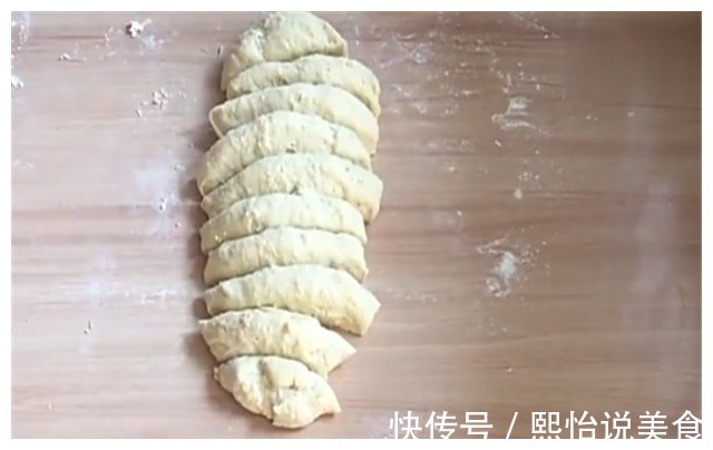 一块豆腐一把面粉，不红烧不炖汤，炸成丸子，我家一个礼拜吃四次