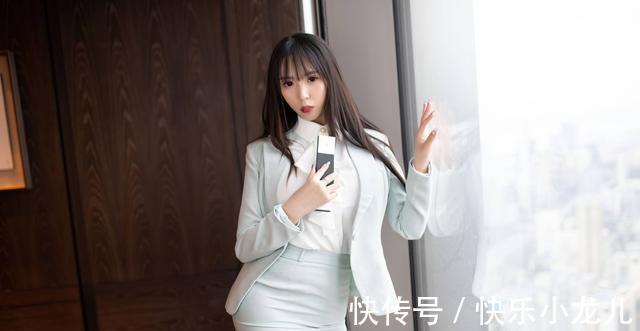 西装套装裙 西装套装裙搭配白色衬衫时尚大方,穿出清新飒爽的气质