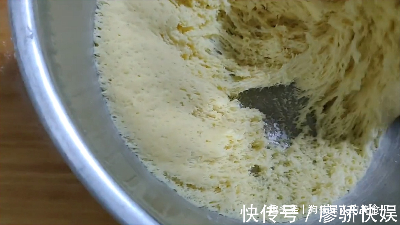 油酥|玉米面油酥饼做法，加多一种材料，口感丰富，吃着蓬松柔软，真香