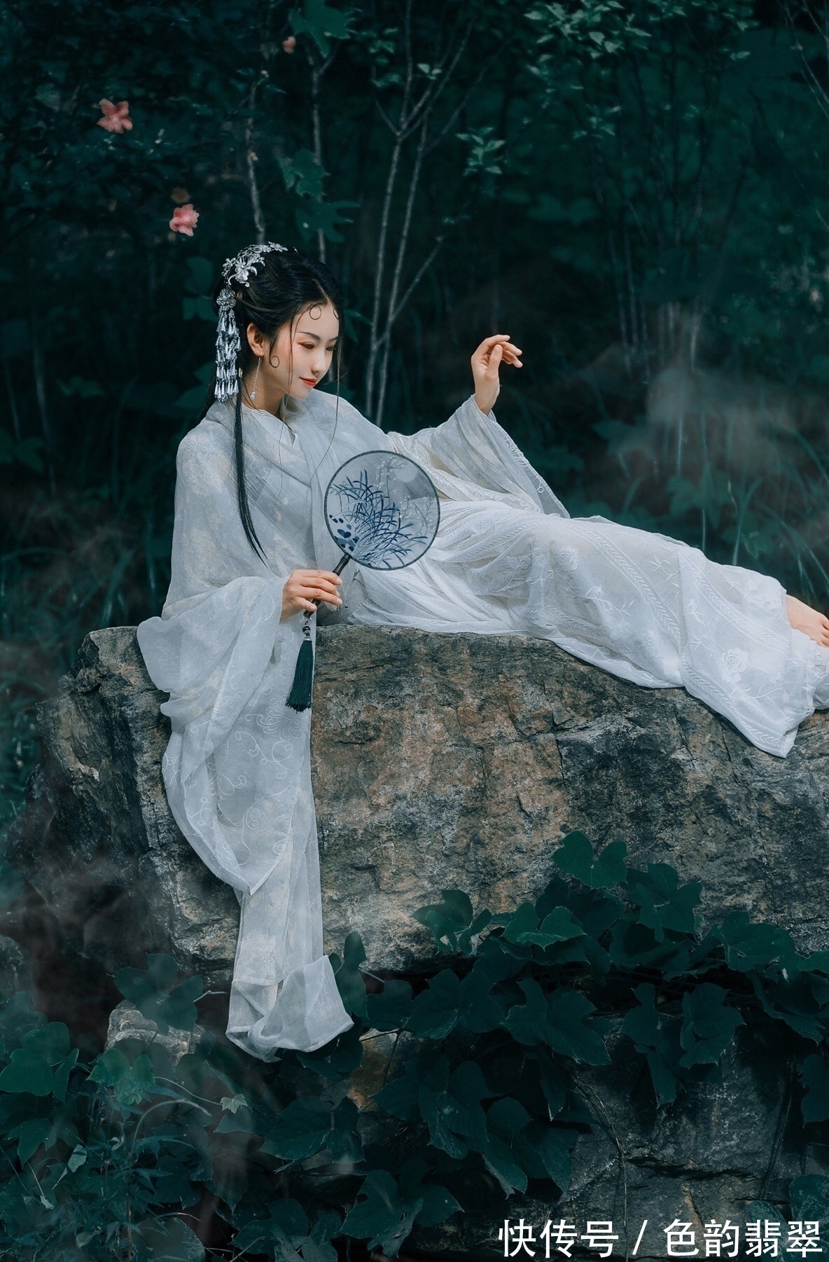 绛袍春浅护云暖&秋江渺渺芙蓉芳,秋江女儿将断肠,绛袍春浅护云暖,翠袖日暮迎风凉