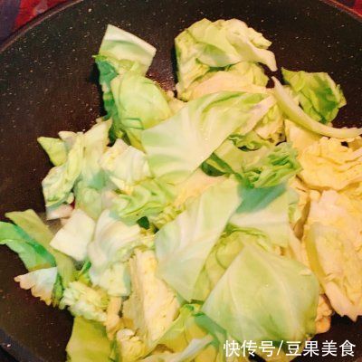 好吃|酱香浓郁??好吃到流泪的煎豆腐烧手撕包菜