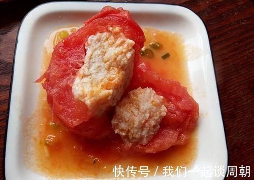 西红柿和它搭在一起，锅里蒸15分钟，入口浓浓的鲜味，弹嫩好吃