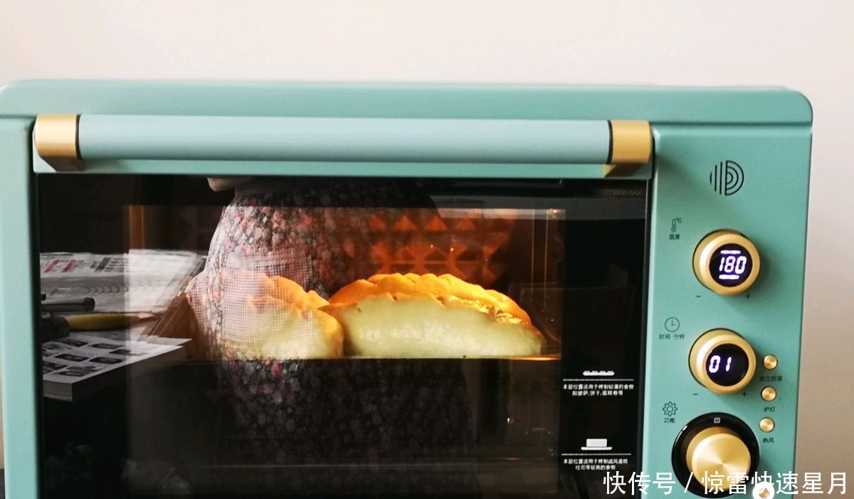 这款蛋黄肉松面包,柔软又香甜,吃过的人都说好!