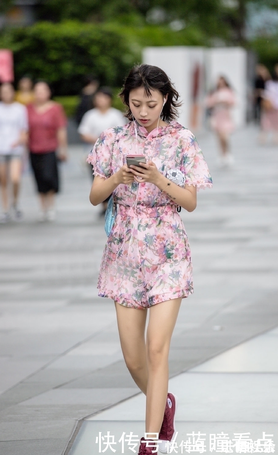 女神|吊带连体裤搭配高跟凉鞋,时尚又性感的风格,搭配出女神般的气息