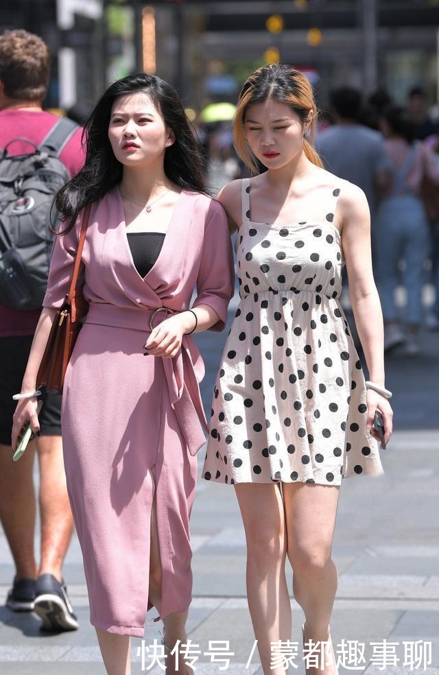 洋装|她们都穿着洋装逛街,一个配凉鞋,一个配高跟鞋,谁的气质更好