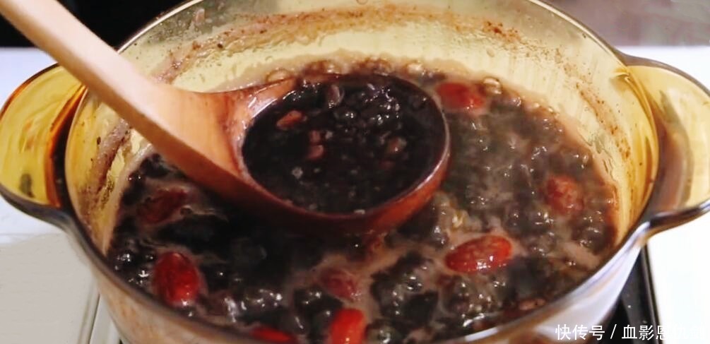 白发最怕这食材,隔天吃一回,头发乌黑亮丽,人人见了都夸漂亮!