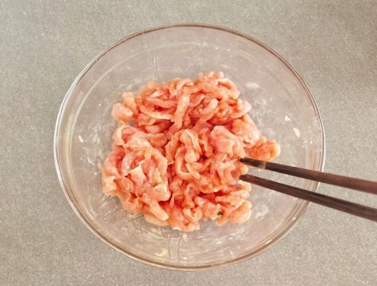 家常猪肉青椒盖饭，自己做一点也不难，饭菜一锅出