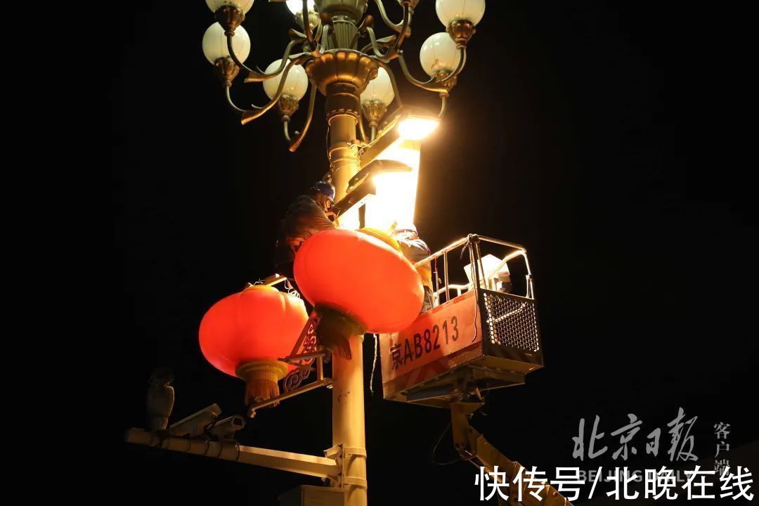 中国结|春节景观即将点亮！天安门广场立起中国结，大红灯笼挂上长安街
