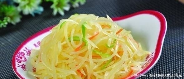 厨师|炒土豆丝万不可直接下锅,厨师会多加1步,土豆丝爽脆不粘锅!