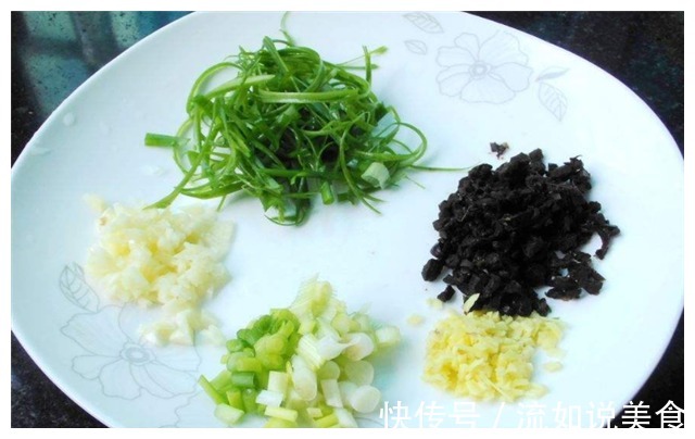 每次我家做这个鱼饼，孩子都会抢着吃，方法简单，口感不柴也不腻