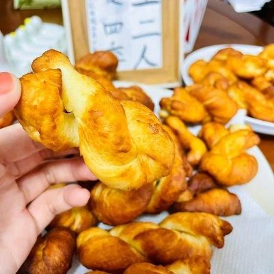 这道家喻户晓的外酥里软的麻花是怎么做的呢？