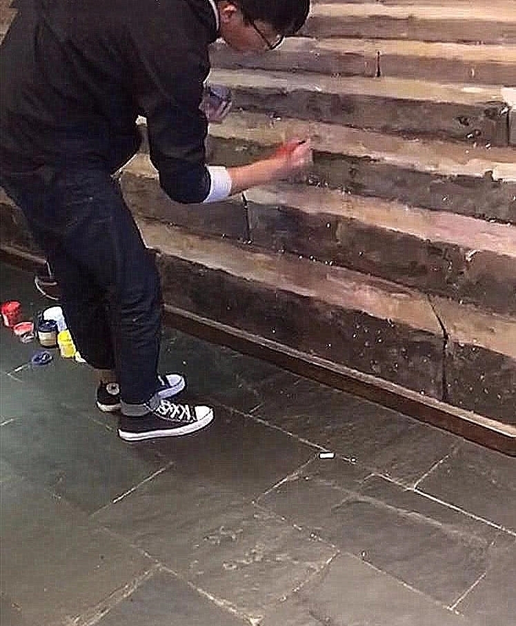 小伙|小伙在墙上画了一幅画，骗了多人后，网友：出十万买一副！