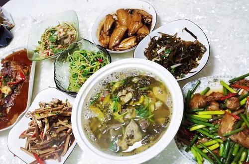 去朋友家吃饭，他媳妇随意做了8道菜，走时心想：下次不能再来了