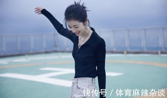 裤子|周雨彤的腰是有多细，针织衫塞进裤子也不鼓囊，“漫画腰”抢镜！