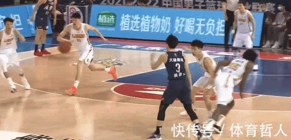 cb胡金秋捡到2颗牙!赵岩昊与杜润旺相撞,牙齿脱落,已经前往医院