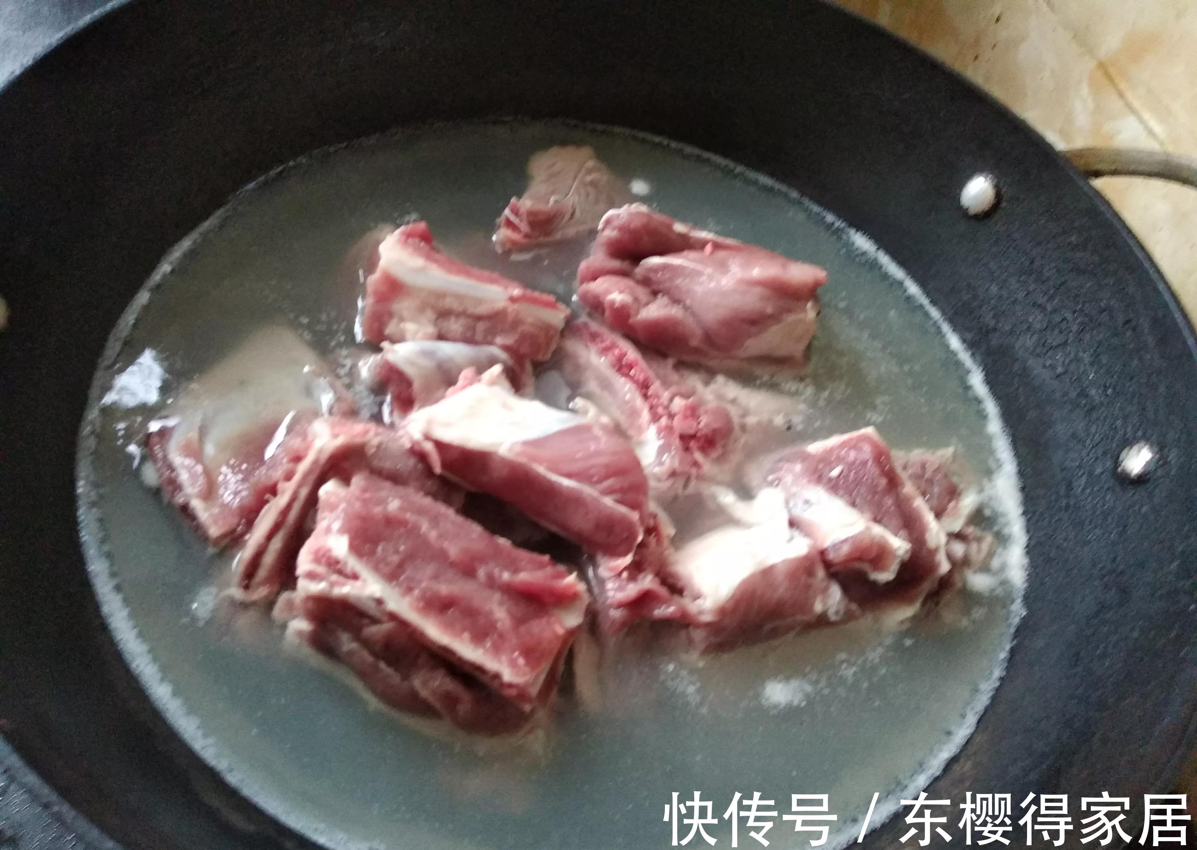 高压锅|入秋后，要吃这菜得抓紧，跟骨头炖鲜嫩又营养，错过可要再等一年