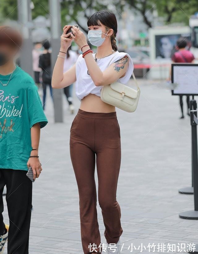 搭配 美观优雅的打底裤添加简约情怀,突显时尚优雅态度!