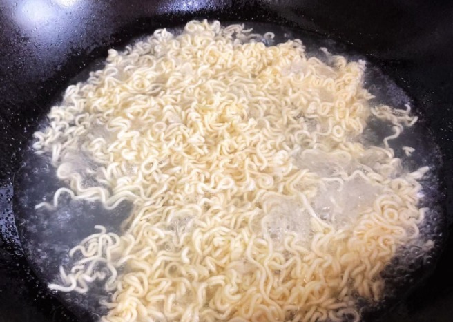 煮泡面时,先放料包还是面饼顺序做不对,难怪油水大还不好吃
