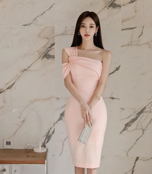 超可爱的粉色连衣裙小姐姐，配上一双粉色高跟鞋更是性感迷人