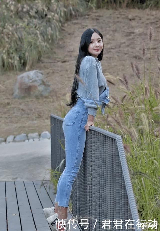 清水出芙蓉，天然去雕饰，牛仔背带裤配针织上衣的清纯温柔穿搭