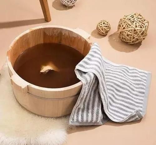 养生|泡脚时间越长越好?一定要大汗淋漓?这样泡脚可不是养生