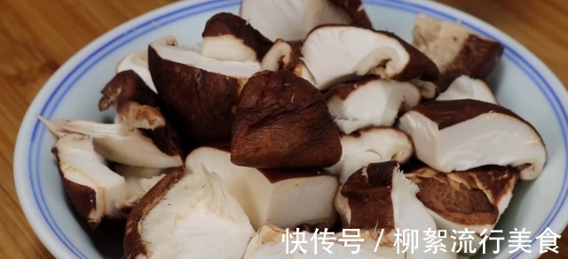 炖鸡肉时,最忌直接焯水,看大厨怎么做,鸡肉鲜香滑嫩不腥不柴!