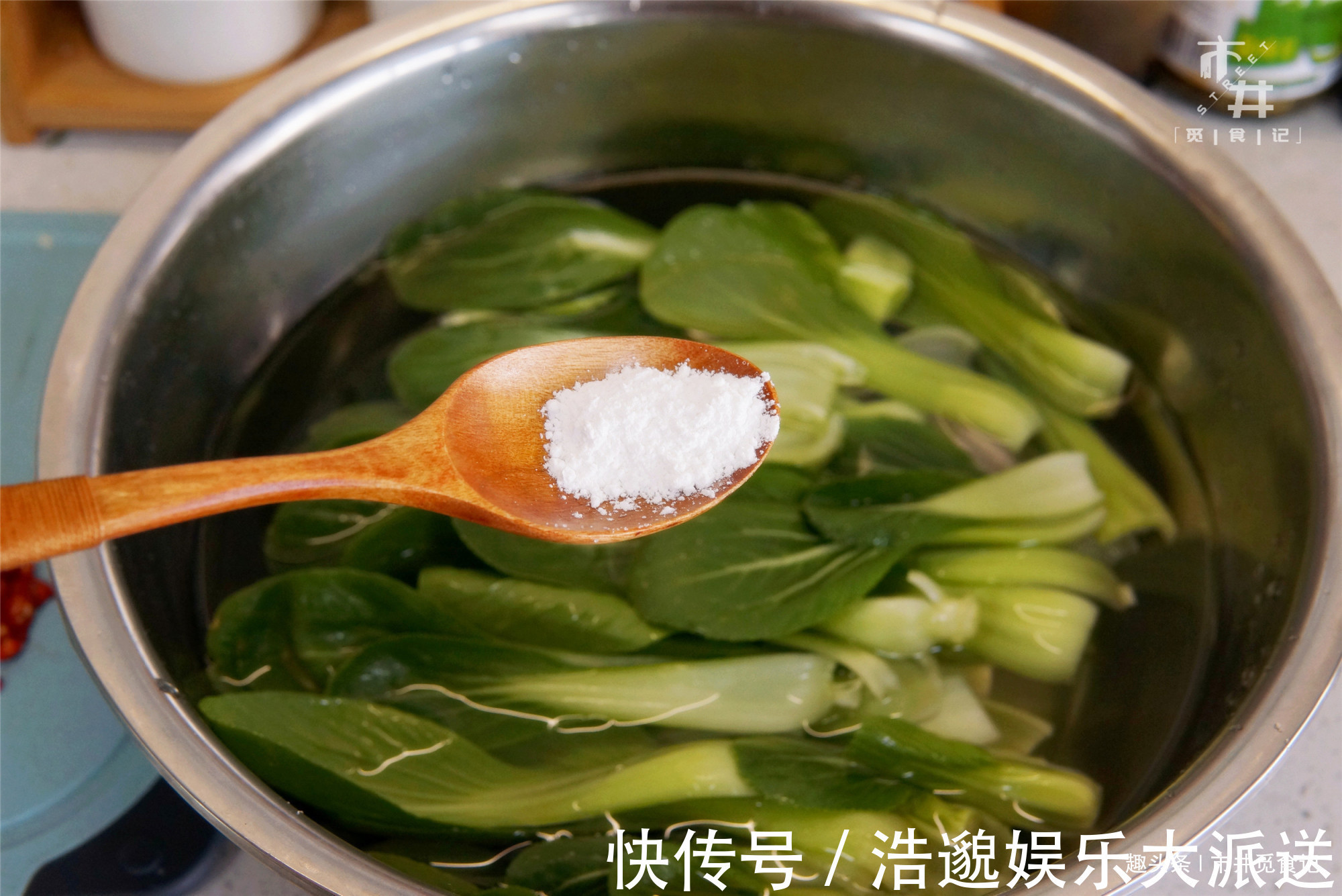用清水洗青菜，相当于没洗，学会小妙招，农药污垢轻松泡掉