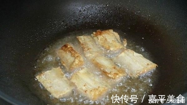 煎带鱼一碰就碎?多1步多等15分钟,煎出两面金黄的完整带鱼