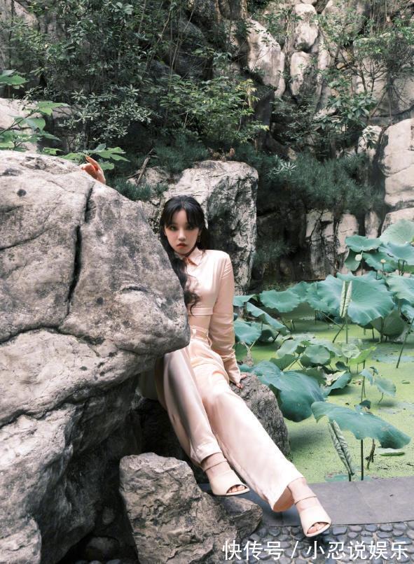 奔跑吧第三季|宋雨琦夏日写真释出,粉色绸缎套装清新甜美,“漫画腰”漂亮吸睛