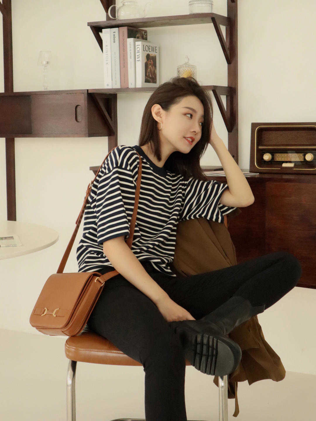 搭配|日常不用穿得太花哨,T恤搭配牛仔裤,法式穿搭依然能成为焦点