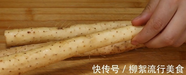 才知道,原来山药去皮这么简单,大厨教你2个办法,干净不痒手!