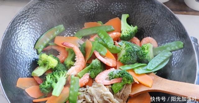 麻辣香锅,有荤有素简单一锅出,营养全味道好,只有1点要注意