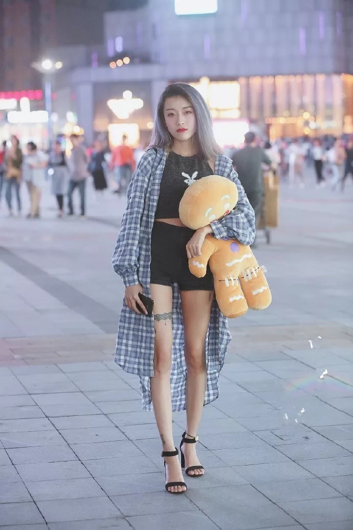 搭配高跟鞋出街,总能给女生带来更高的回头率