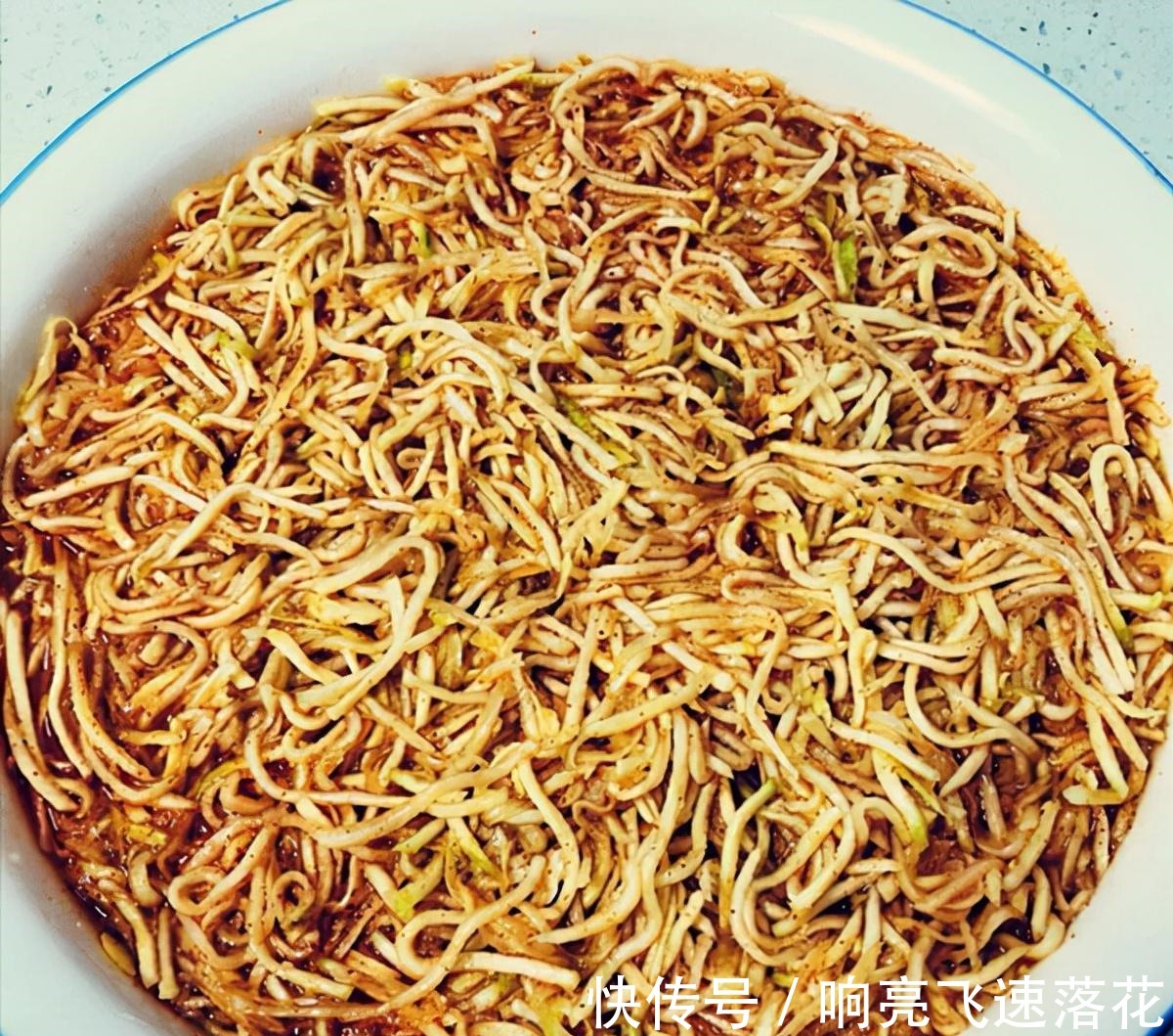 腌芥菜，只放盐不好吃，80奶奶教我3招，脆爽入味，我每年腌一缸！