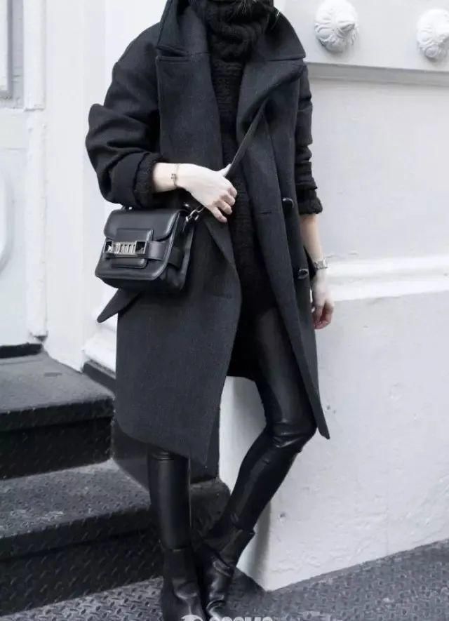 乍暖还寒的初春季节,黑毛衣怎么穿才不土?