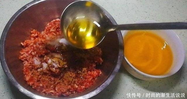  生活小常识包饺子调肉馅时，先加水还是先放油