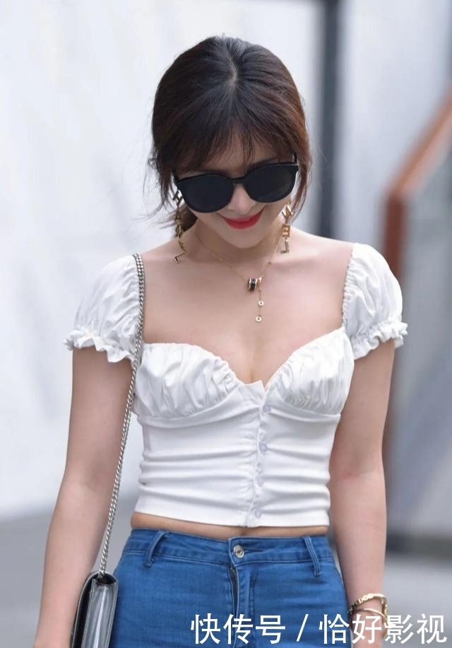 一模一样的上衣，不同裤子的闺蜜，这局牛仔明显赢了