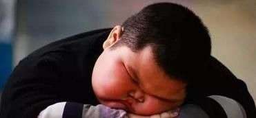 军军|5岁男孩每天一杯牛奶,1月后被送进医院,医生:胃里全是“纸”